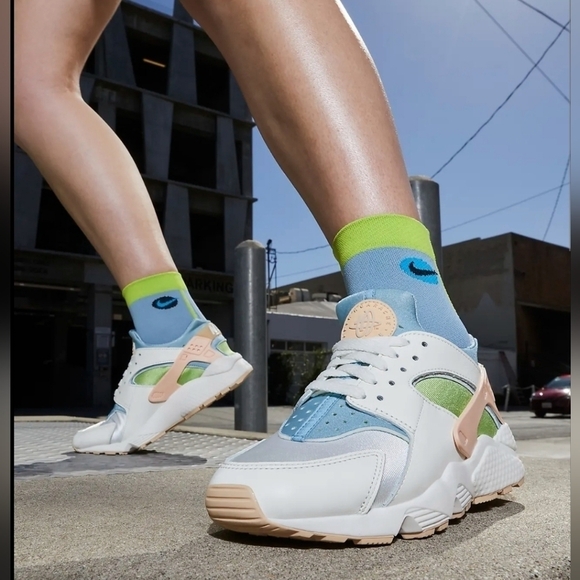 NEW Nike Air Huarache SE sneakers in white and Multi - Picture 1 of 11